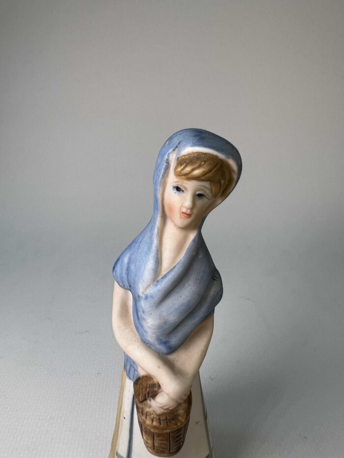 Vintage κεραμική φιγούρα γυναίκας με καλάθι made in Taiwan 11x4cm - Image 2
