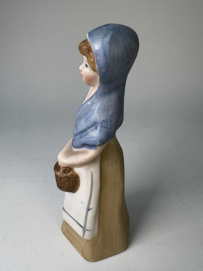 Vintage κεραμική φιγούρα γυναίκας με καλάθι made in Taiwan 11x4cm - Image 3