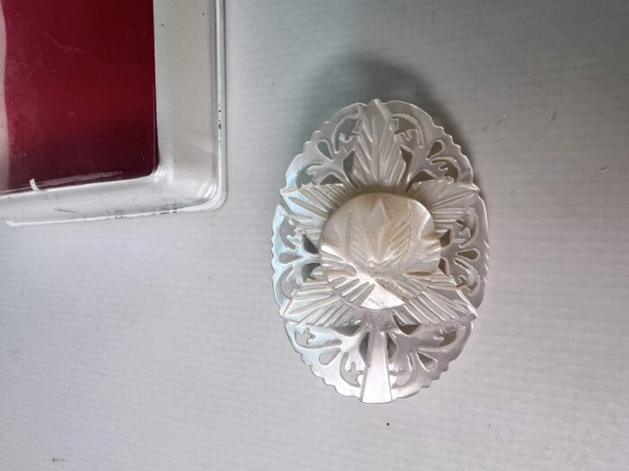 Vintage σκαλιστή καρφίτσα από μαργαριτάρι "Mother of Pearl" της δεκαετίας του 1960 - Image 3