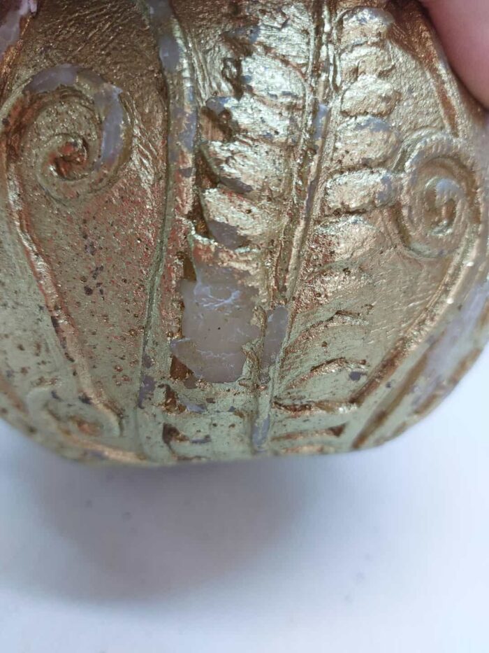 Χριστουγεννιάτικο διακοσμητικό κερί σε χρυσό χρώμα με ανάγλυφα σχέδια 16x15cm - Image 4