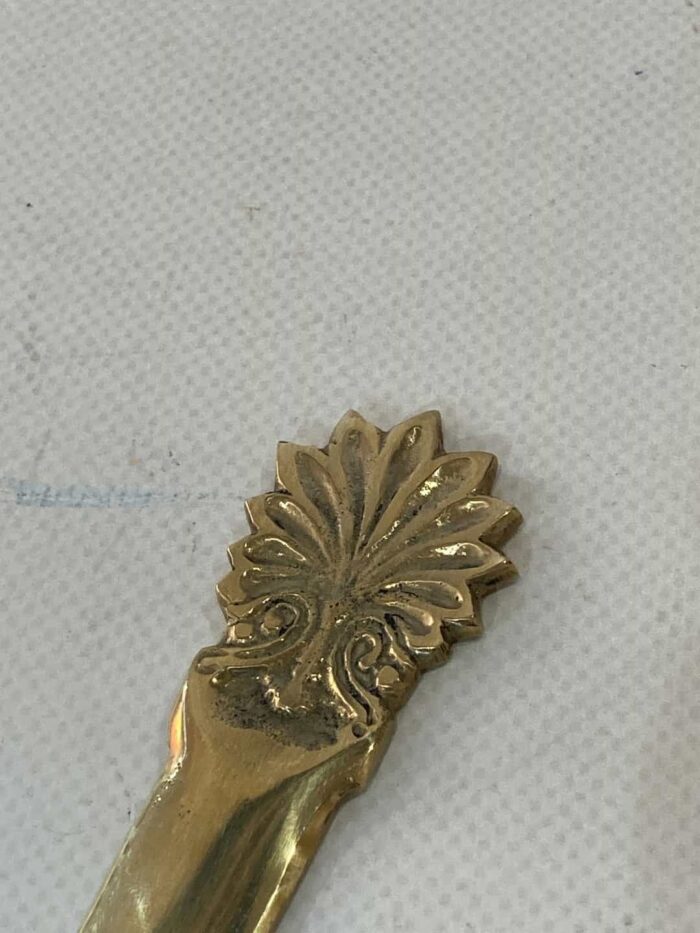 Vintage μεταλλικός χαρτοκόπτης με ανάγλυφα σχέδια 13cm - Image 2